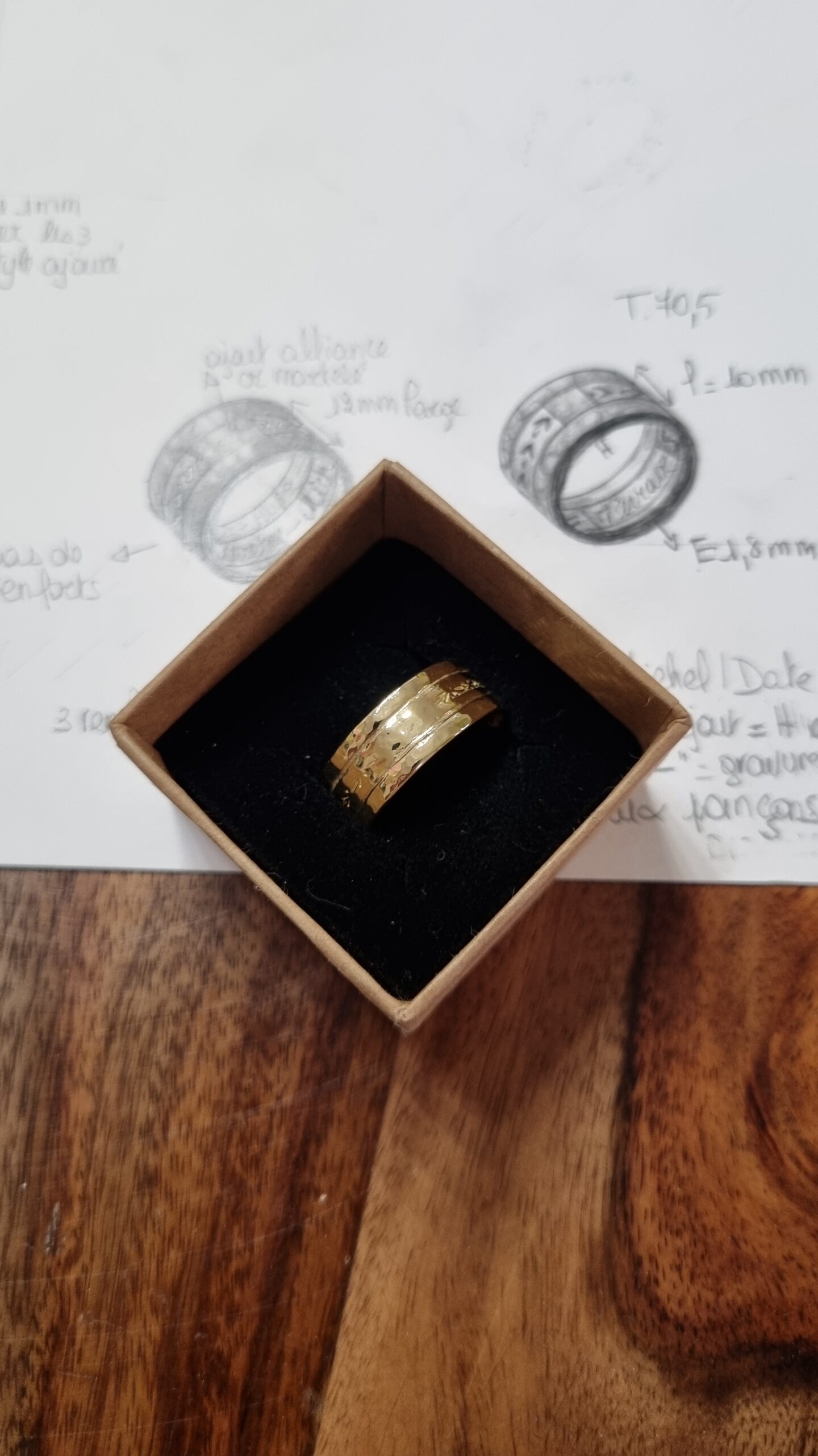 Bague sur mesure transformée à partir de 2 chevalières en or 18 carat fournies par le client, réalisée par Des Bijoux Point Barre