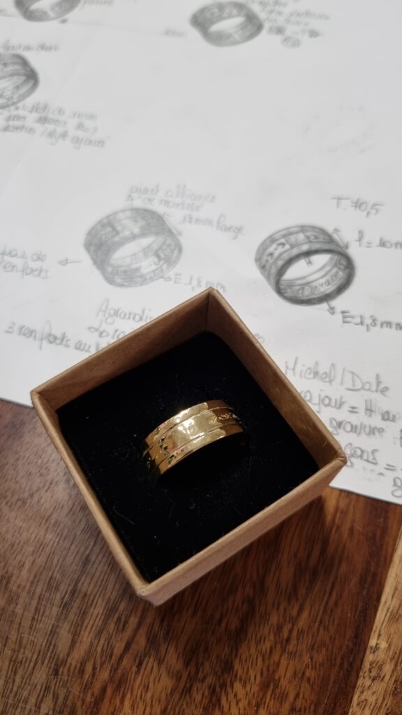 Bague homme en or jaune 18 réalisée à partir de 2 chevalières fournies par le client. joaillerie artisanale.