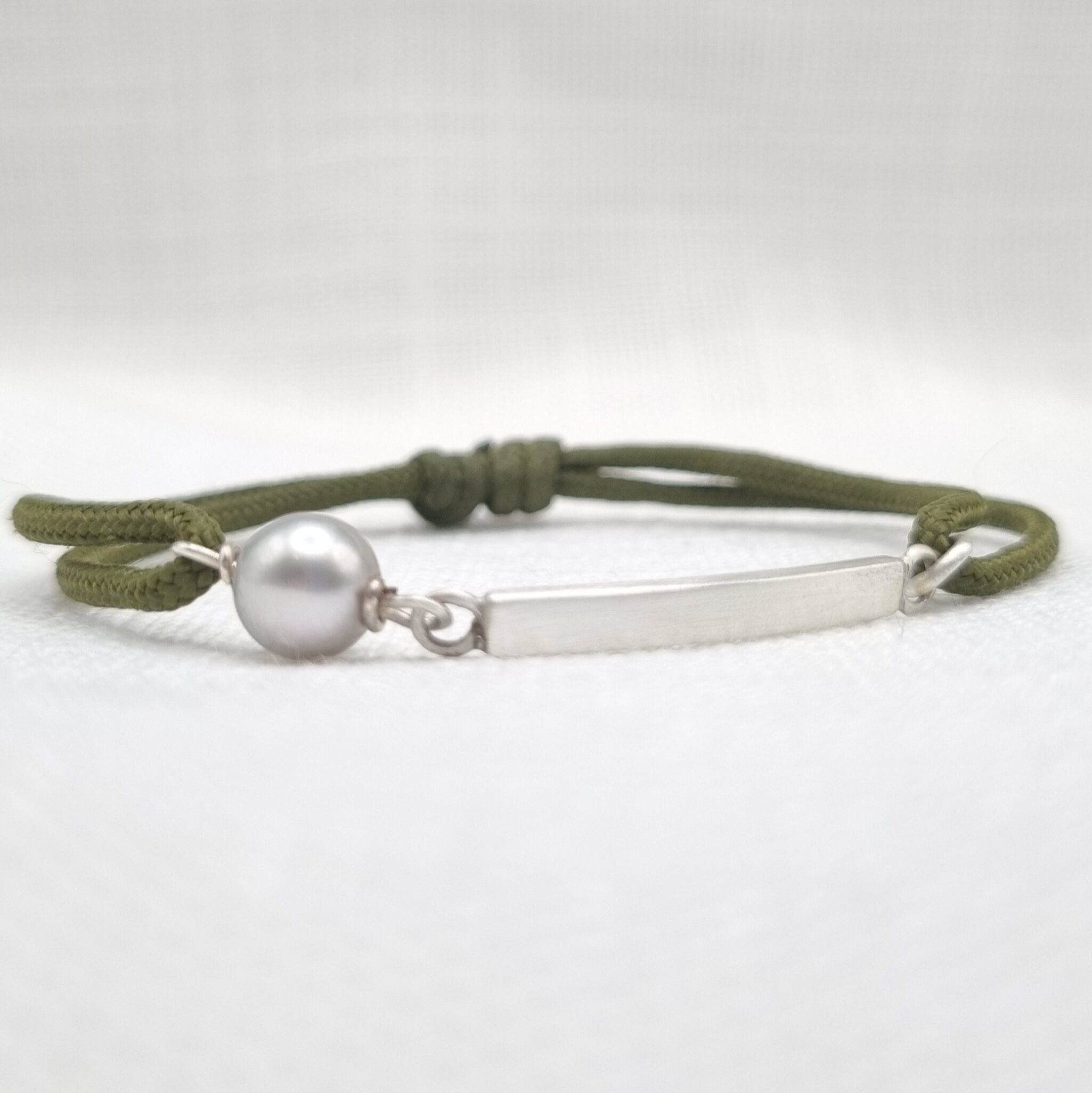 Bracelet Back To Basics avec perle Doucehadama, argent 925 et paracorde Army Green, réalisé par Des Bijoux Point Barre