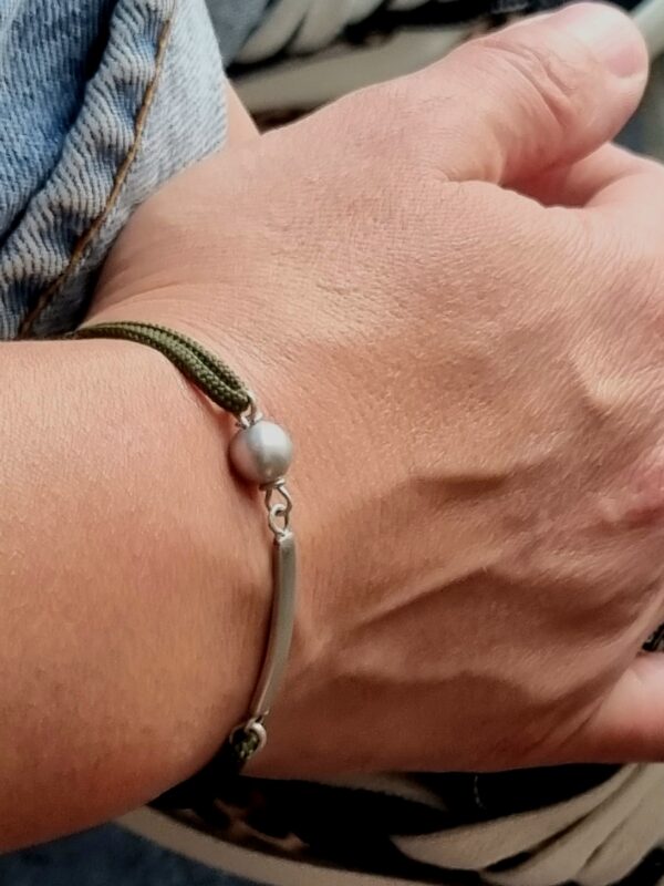 Bracelet Back To Basics avec perle Doucehadama, argent 925 et paracorde Army Green, réalisé par Des Bijoux Point Barre