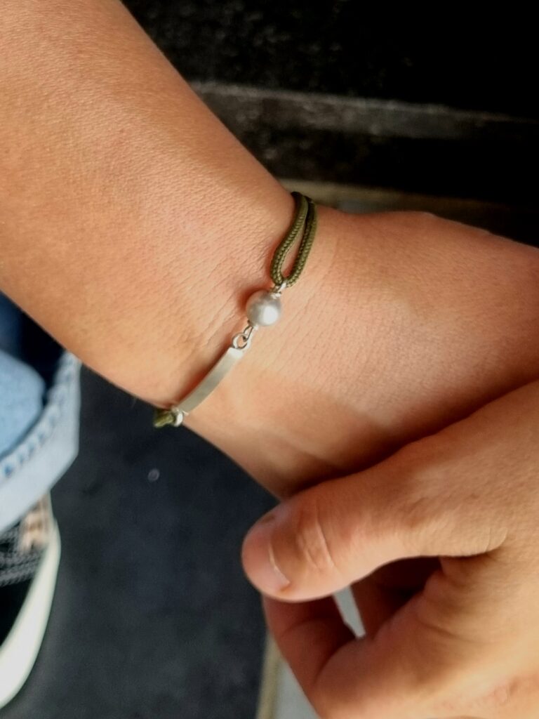 Bracelet Back To Basics avec perle Doucehadama, argent 925 et paracorde Army Green, réalisé par Des Bijoux Point Barre