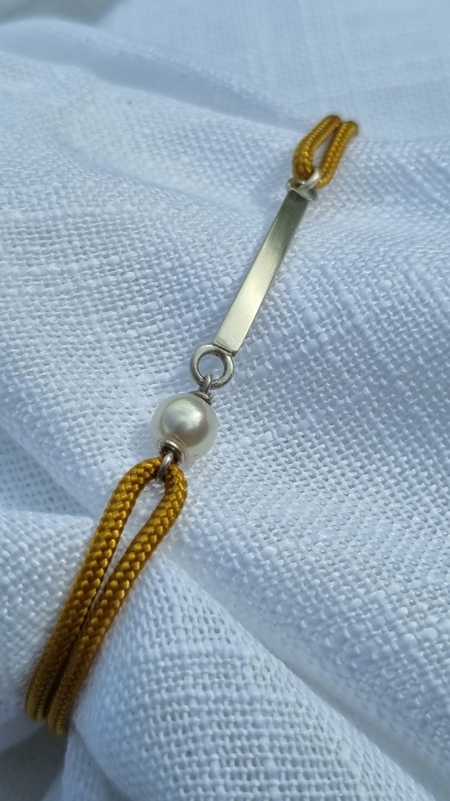 Bracelet Back To Basics personnalisé par Véro (perle Doucehadama blanche, paracord Golden Rush, argent 925