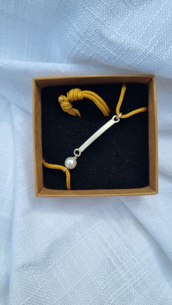 Bracelet Back To Basics personnalisé par Véro (perle Doucehadama blanche, paracord Golden Rush, argent 925