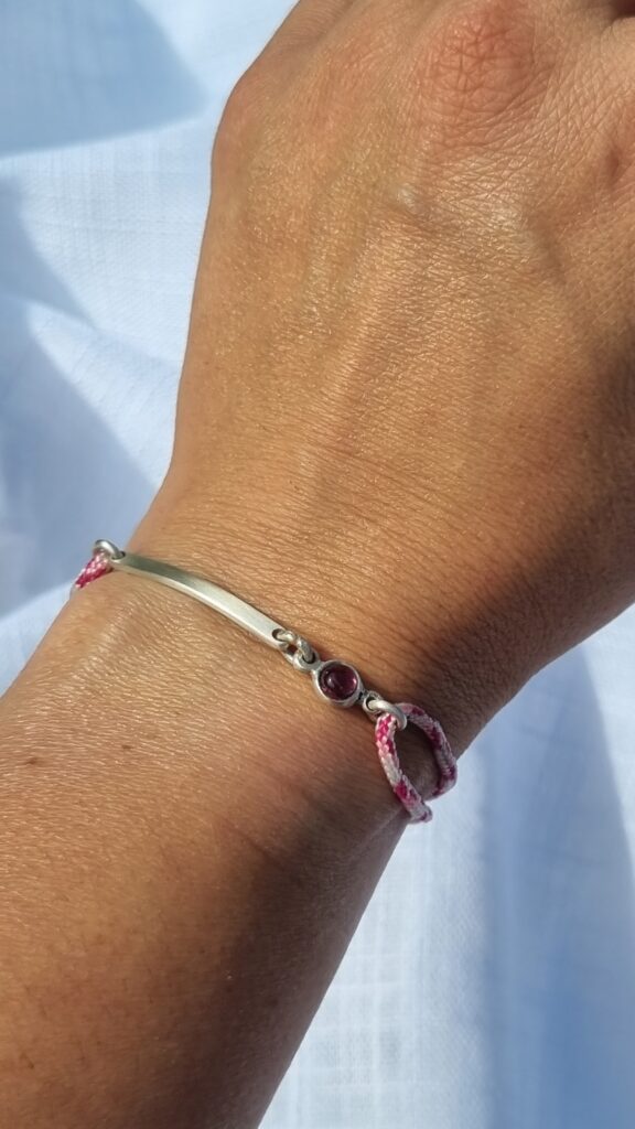 Bracelet Pink October porté au poignet
