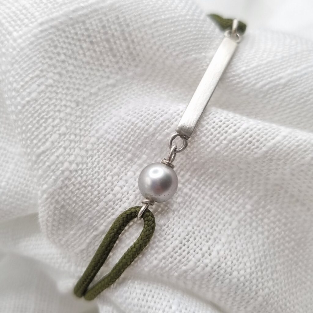 Ma version du bracelet, avec une perle grise, en argent 925 et paracorde Military Green