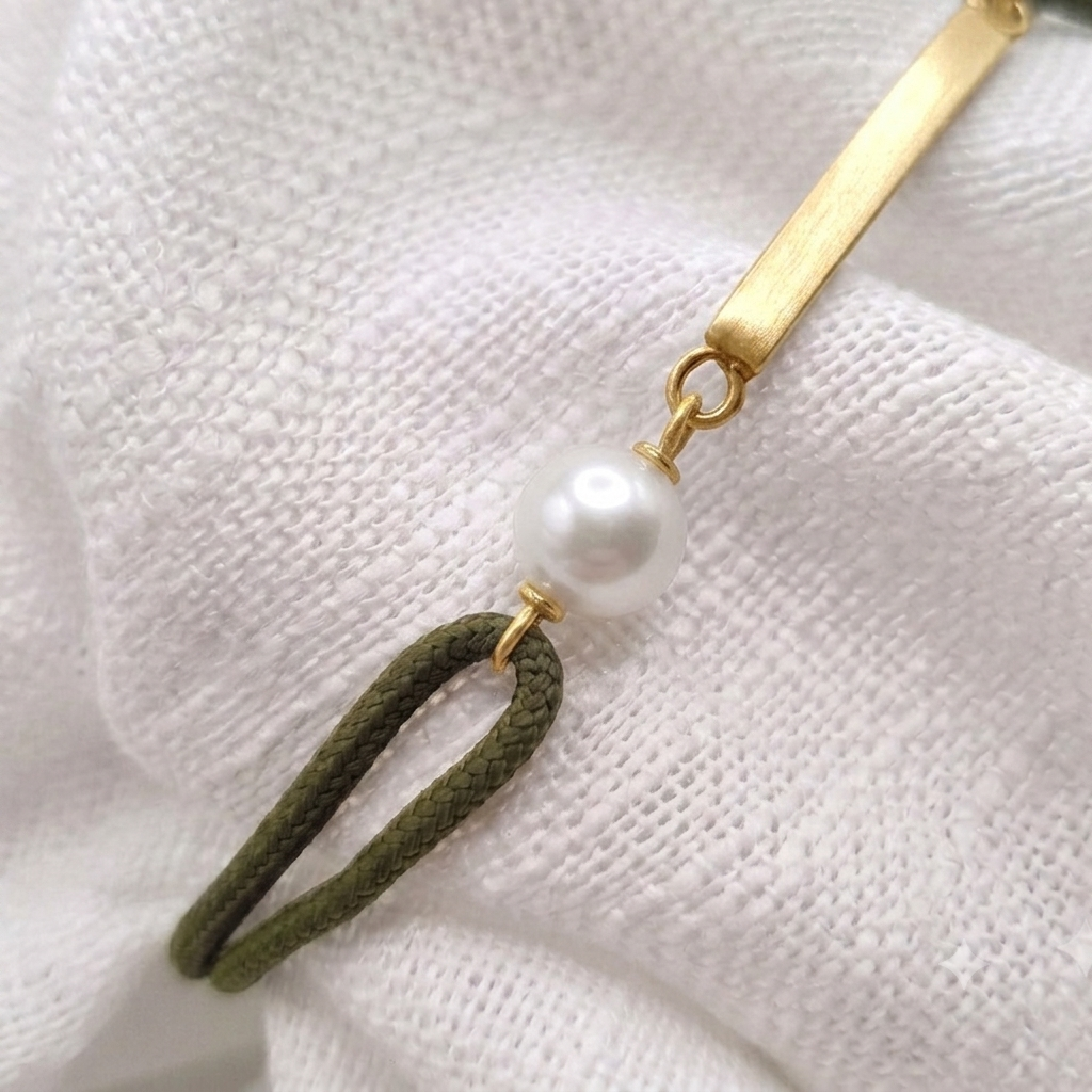 Bracelet réalisé en paracorde et perle d'eau douce DouceHadama, variante blanche et or jaune 18 carats, réalisé par Des Bijoux Point Barre, joaillerie artisanale